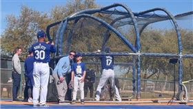 ▲道奇棒球事務部總裁佛里曼（Andrew Friedman）和兒子在大谷翔平練打時合影。（圖／翻攝自Full-Count MLB取材班推特）