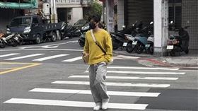 ▲炎亞綸得知可具保150萬元，17日下午立刻帶著150萬元現金，裝在牛皮紙袋裡，現身士林地方法院具保。（圖／翻攝畫面）