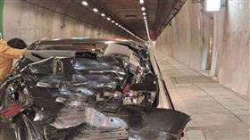 ▲蘇花改東澳隧道北上108.6公里處發生追撞車禍，現場行駛在最前方之小客車車尾當場被撞成廢鐵。（圖／翻攝自「宜花東災害通報粉臉書專頁」）