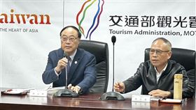 觀光署長周永暉（左）表示，確認有四個違法事實，開罰年代旅遊81萬元。 （圖／記者簡浩正攝影）