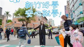 ▲高虹安當「導護媽媽」護童過馬路！鄉民見背景吐槽：擺拍太明顯了（圖／翻攝自高虹安臉書）


