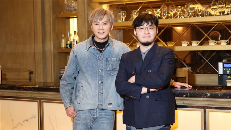 《商魂》首播就大尺度！周曉涵「裸身舌吻他」床戲曝光　網看傻：好激烈