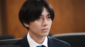 永瀨廉在《法庭遊戲》中，演出試圖解開大學同窗命案的律師，更為首演該職業費盡苦功。圖／原創娛樂提供）