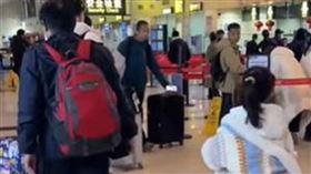 一家5口衝雲南旅遊…拒買萬元手鐲被導遊趕下車　人妻驚爆：全車花350萬