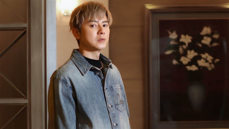 《商魂》首播就大尺度！周曉涵「裸身舌吻他」床戲曝光　網看傻：好激烈