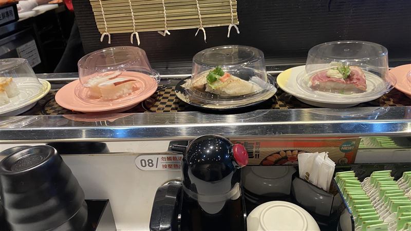 妹子準備點壽司！聽店員問「這1句」傻了