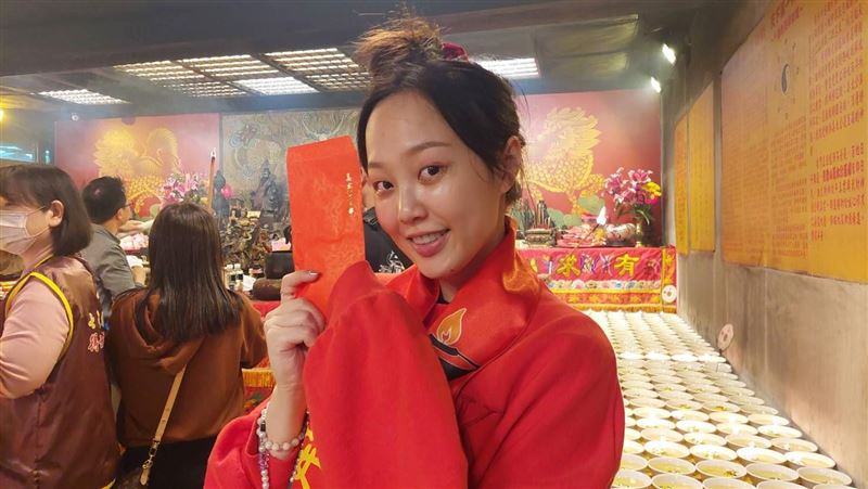 陽帆全家點燈祈福　愛女安吉親曝龍年計畫