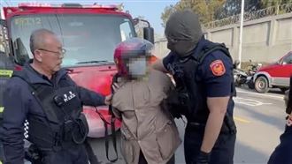 正妹騎車胸口遭襲　他用「超硬1根」攻擊