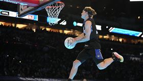 去年驚奇竄出的188公分發展聯盟小將麥克隆（Mac McClung），今年成功衛冕灌籃大賽冠軍。（圖／美聯社／達志影像）