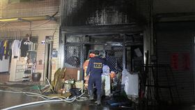 台中市龍井區一處民宅17日晚間發生火警，屋內一對情侶飼養的40多隻犬貓，只有8隻獲救，其餘均被燒死。今天上午男飼主怒嗆圍觀鄰居「看甚麼看！」雙方爆發口角，結果男飼主自稱情緒激動，下跪向鄰居道歉認錯，承諾如有損失會負責，才平息這場風波。