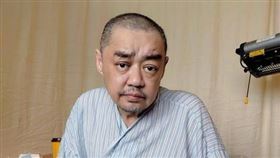 吾爾開希日前因從樓梯跌落顱內出血一度昏迷指數3，18日PO出一張照片並說明自己現況「我現在挺好」（圖／翻攝自臉書）