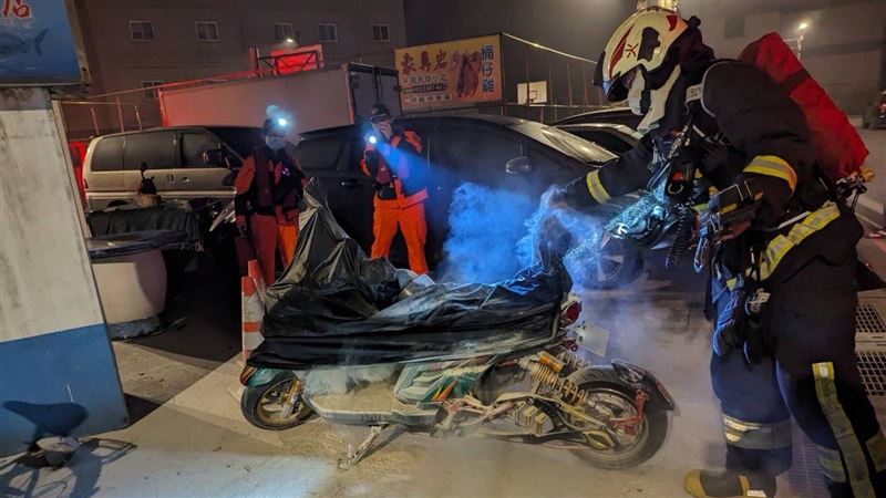 深澳漁港暗夜火警！　電動機車瞬間成火球