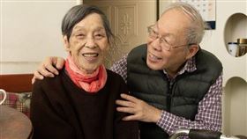 葉桑（右）與媽媽是長照家庭中的「老老照顧」，不同的是，兩人之間並無血緣關係，卻甘苦與共近20年。（圖／CTWANT）