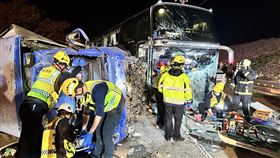 台中大甲區18日晚間發生遊覽車和大貨車相撞的車禍事件。（圖／翻攝畫面）