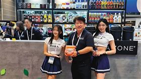 嫩模C女（左）與施宗明（中）合作宣傳波霸奶茶杯，如今對簿公堂。（翻攝 IG）