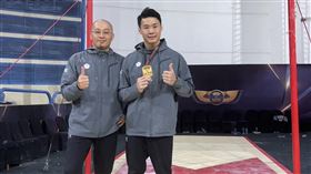 體操世界盃開羅站唐嘉鴻男子單槓摘金台灣男子體操好手唐嘉鴻（右），18日在體操世界盃開羅站暨巴黎奧運資格賽的男子單槓決賽摘金，教練翁士航（左）也相當滿意子弟兵的表現。（翁士航提供）中央社記者黎建忠傳真113年2月18日