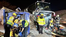 台中大甲區18日晚間發生遊覽車和大貨車相撞的車禍事件。（圖／翻攝畫面）