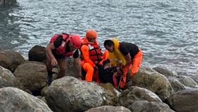 台東一名蔡姓男子（26歲）18日下午獨自在富岡漁港碼頭邊喝酒，岸巡人員發現後前往勸離，不料蔡男趁岸巡人員離開後，卻突然從港區跳海，所幸岸巡人員透過安檢所監視器察覺異狀，隨即前往落水地點將他救上岸，蔡男經送醫就診後已無大礙。