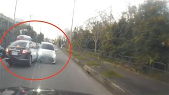 衝撞畫面曝！通緝犯拒捕「高速撞警」慘了