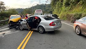 新北市新店區昨天（18日）下午5時許發生一起車禍，賴姓男子（45歲）開車行經新烏路二段時，因精神不濟打瞌睡，導致車輛偏移，撞上對向黃姓男子駕駛的計程車，警方獲報到場處理事故，意外發現黃男日前因酒駕吊銷駕照，整起車禍原因尚待釐清，違規部分將依法裁罰。