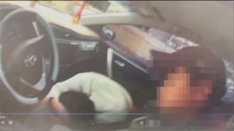 軍人車停路中央　警開車門副駕女趴他腿上