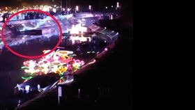  台中燈會，遊客落水瞬間影像曝光，整排燈飾護欄垮，5遊客掉落水池（圖／民眾提供）