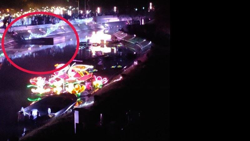 台中燈會燈飾護欄垮　5遊客落水影像曝光