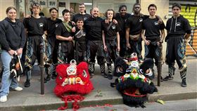 「法國民社館忠義堂」合照「法國民社館忠義堂」目前有10多位學生，今年首次登場，學員拿出全部熱忱演出，十分感人。古思萬伉儷表示，希望明年有機會與更多台灣商家、機構合作，展現廟宇文化。中央社記者曾婷瑄巴黎攝  113年2月19日