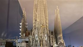 李怡貞律師也分享一張照片，這是西班牙凌晨五點多的房間窗景。（圖／翻攝自李怡貞臉書）