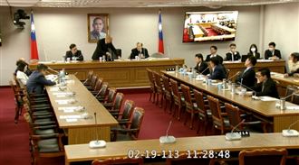 韓國瑜再次主持朝野協商　椅子突然掉下去