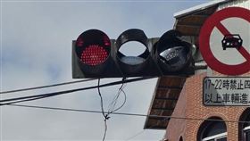 宜蘭羅東中正路口、民權路口17日發生一起號誌燈箱墜落事件，一具高36公分、寬108公分的紅綠燈號誌燈箱，在無風無雨的情況下，突然從燈桿上掉落地面，瞬間摔個粉碎，一位機車騎士險些就被砸中，嚇得馬上停車，因為沒有紅綠燈指引，愣在原地不知該如何是好，不久後路過民眾也紛紛駐足圍觀、議論。