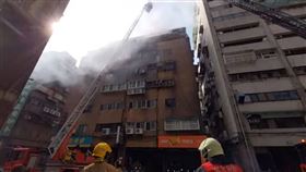 北市紹興北街鄰近民進黨總部旁的一棟民宅，今天下午2時許發生火警，警消人員獲報到場後，發現該棟建物6樓冒出火舌及大量濃煙，經佈水線灌救，火勢已於14時18分撲滅，現場並無人員傷亡，詳細起火原因仍待調查釐清。