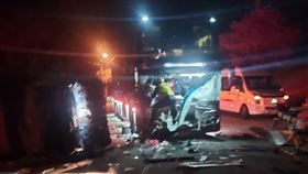 台中大甲區18日晚間發生遊覽車和大貨車相撞的車禍事件。（圖／翻攝畫面）