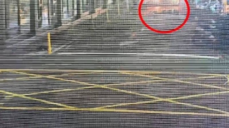 他泥醉躺東區路中　不滿被按喇叭狂拉車門