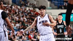 ▲新竹御頂攻城獅前鋒朱雲豪執行罰球後和隊友擊掌。（圖／記者劉彥池攝影）