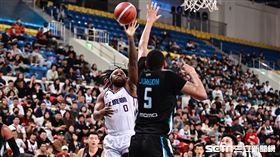 ▲新竹御頂攻城獅後衛張傑瑋拋投。（圖／記者劉彥池攝影）