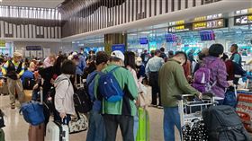 霧鎖金門  台金班機下午2時前全取消（2）金門地區22日大霧濃罩，金門航空站能見度只有300公尺，上半天班機全部取消，直至下午2時15分後才恢復正常起降，機場大廳擠滿旅客。（民眾提供）中央社記者黃慧敏傳真  112年3月22日