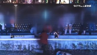 賞燈靠護欄「如骨牌垮下」　遊客變落湯雞