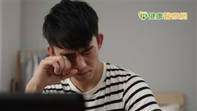 人工淚液可以短暫舒緩眼睛不適，然而只要沒有持續使用，眼睛立刻變回乾澀狀態。