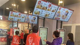 消費者只要拿起手機，掃描店內QR code或使用自助點餐機即可線上點餐。門市人員也將秉持「肯為您服務」的理念，以親切的態度迎接每一位消費者，打造賓至如歸的體驗。（圖／品牌業者提供）