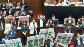 國民黨籍立委衝上主席台前，杯葛施政報告。（圖／記者陳怡潔攝影)