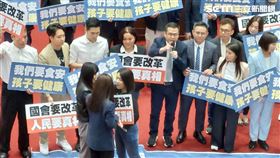 國民黨立委杯葛陳建仁，黃捷搶麥克風，與徐巧芯爆衝突。(圖/記者陳怡潔攝影)