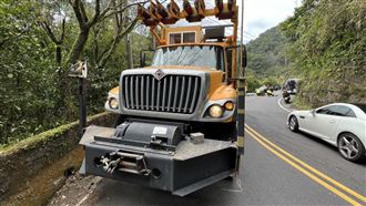 無照騎北宜跑山撞台電工程車　少年遭輾斃