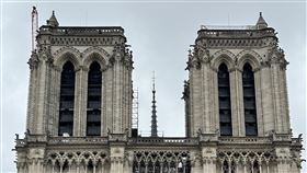 巴黎聖母院尖塔鷹架拆除顯露大火近5年後，巴黎聖母院標誌性尖塔和金雞終於浴火重生，過去用於施工及保護尖塔的鷹架已拆除，使尖塔在藍天映襯下一覽無遺。中央社記者曾婷瑄巴黎攝  113年2月20日