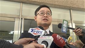 5億高中生案民事訴訟首開庭  律師受訪台中賴姓男高三生案，賴母提起婚姻無效民事訴訟20日首次開庭，賴母的委任律師王彥（圖）受訪表示，對方律師提出厚重的書狀主張婚姻有效，後續會擬定相關攻防策略，對案件抱審慎樂觀態度。中央社記者蘇木春攝  113年2月20日