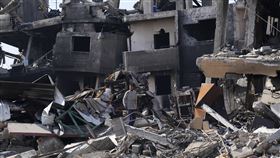 位於加薩走廊的難民營遭以色列空襲，原先的建物不再，變為廢墟。（圖／美聯社／達志影像）