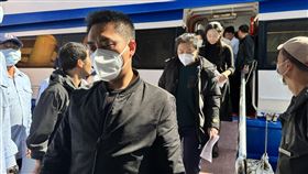 中國快艇案家屬抵金門中國快艇事件釀2死，船員家屬20日上午在海基會等相關單位協助下，搭船抵達金門，一行人入境後不發一語步出船艙。（民眾提供）中央社記者張已(??兼)傳真  113年2月20日