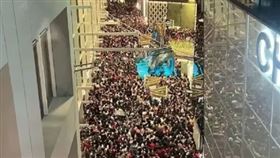 中國客獲免簽擠爆新加坡，還沒玩就「破產」！嚇喊下次不去了。（圖／翻自微博）