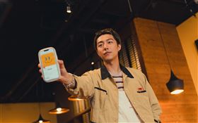 蔡凡熙在《還錢》片中飾演愛玩交友軟體的「最屁駭客」。（圖／甲上娛樂提供）