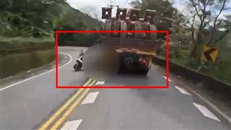 少年騎車跑山撞工程車遭輾斃　驚悚畫面曝